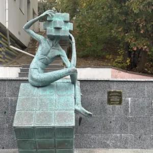 Skulptur „Auf der Suche nach deinem wahren Selbst“ des ukrainischen Bildhauers Bohdan Kazachenko
